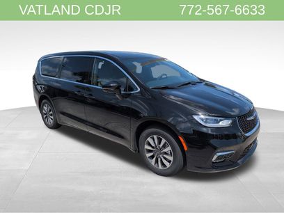 New 2025 Chrysler Pacifica Select