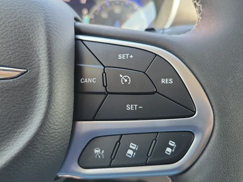 Used 2024 Chrysler Pacifica Touring-L FWD image 21