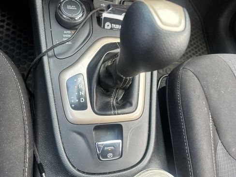 Used 2015 Jeep Cherokee Latitude w/ Cold Weather Group AWD/4WD image 25
