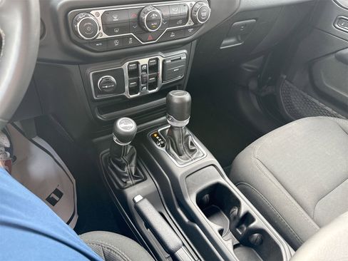 Used 2023 Jeep Gladiator Overland image 15