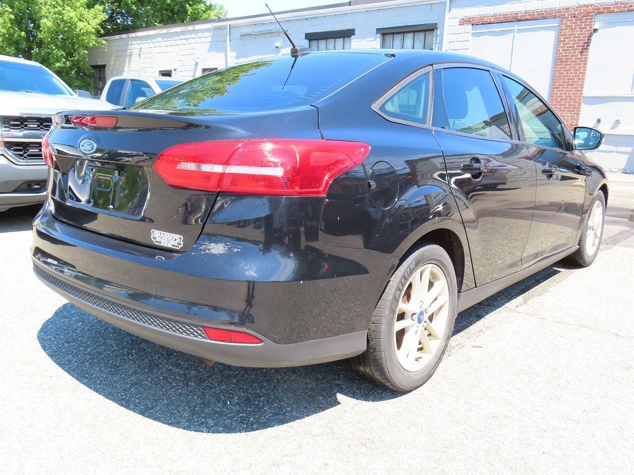 Used 2016 Ford Focus SE w/ SE Power Seat Package FWD image 3