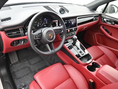 Certified 2025 Porsche Macan image 4