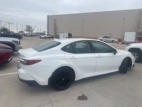 Used 2025 Toyota Camry SE w/ Convenience Package image 3