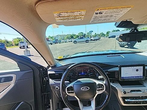 Used 2023 Ford Explorer XLT AWD/4WD image 2