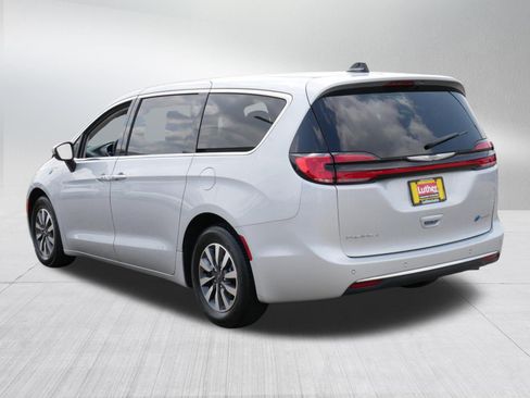 Used 2023 Chrysler Pacifica Touring-L FWD image 5