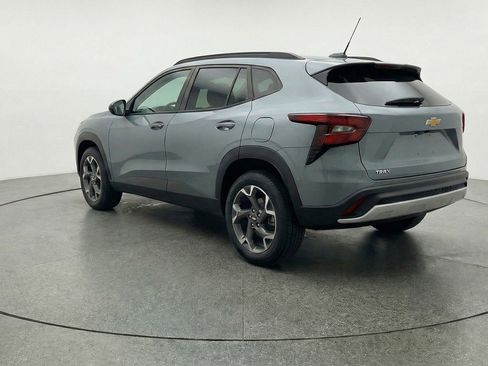 Used 2025 Chevrolet Trax LT w/ LT Convenience Package image 6