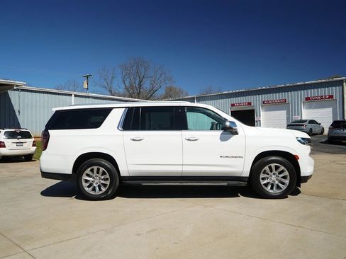 Used 2023 Chevrolet Suburban Premier image 3