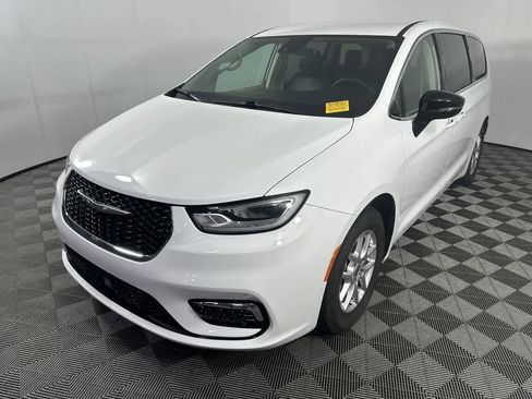 Used 2024 Chrysler Pacifica Touring-L FWD image 4