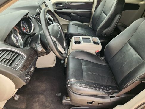 Used 2014 Chrysler Town & Country Touring FWD image 13