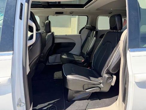 Used 2023 Chrysler Pacifica Limited AWD/4WD image 19