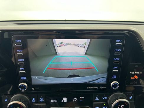 Used 2021 Toyota Highlander XLE AWD/4WD image 13