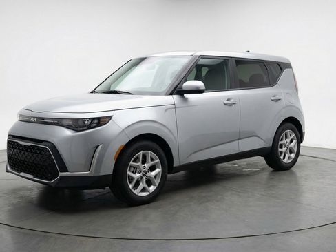 Used 2025 Kia Soul LX w/ LX Technology Package FWD image 3