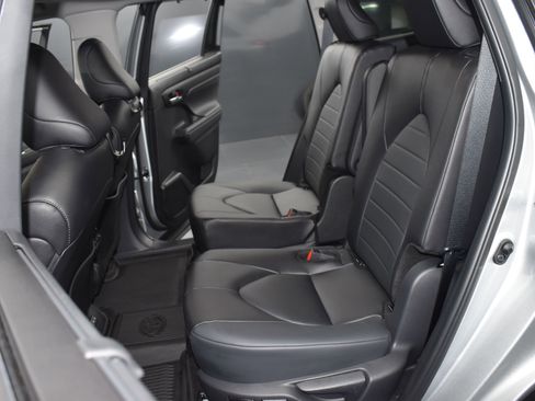 Used 2024 Toyota Highlander XLE image 22