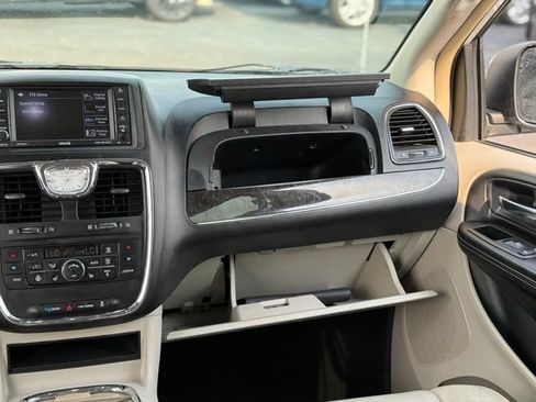 Used 2015 Chrysler Town & Country Limited FWD image 26