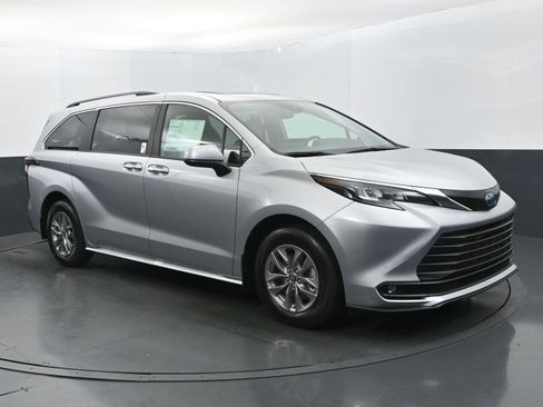 Used 2025 Toyota Sienna XLE FWD image 7