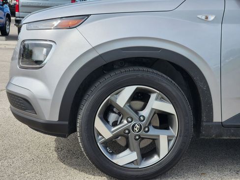 Used 2025 Hyundai Venue SEL FWD image 9