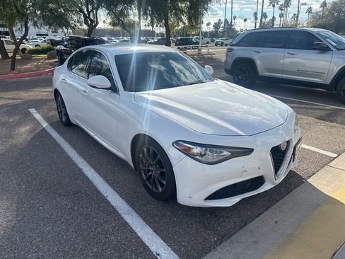 Used 2018 Alfa Romeo Giulia image 14