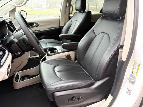 Used 2024 Chrysler Pacifica Touring-L image 8