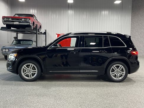 Used 2023 Mercedes-Benz GLB 250 image 2