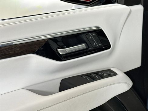 Used 2025 Chevrolet Suburban Premier image 13