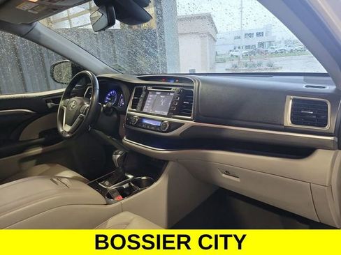 Used 2019 Toyota Highlander Limited Platinum FWD image 30