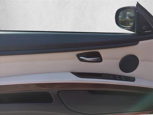 Used 2012 BMW 335i Convertible image 9