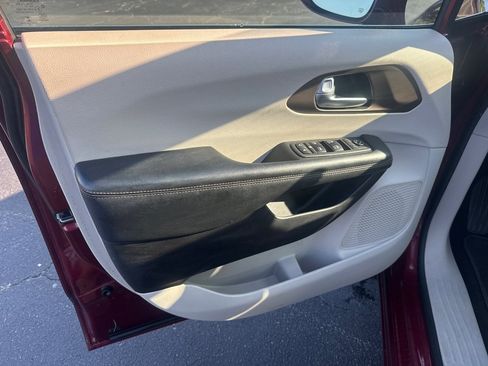 Used 2019 Chrysler Pacifica Touring-L FWD image 13