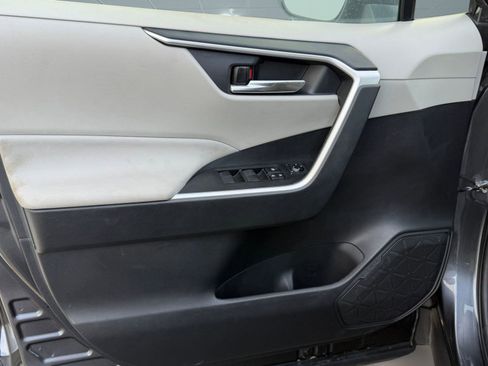 Used 2021 Toyota RAV4 XLE w/ Convenience Package image 12