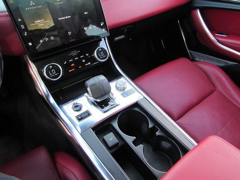Used 2021 Jaguar XF R-Dynamic SE AWD/4WD image 21