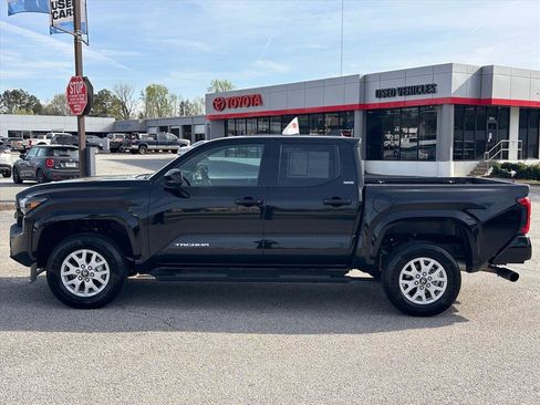 Used 2025 Toyota Tacoma SR5 image 6