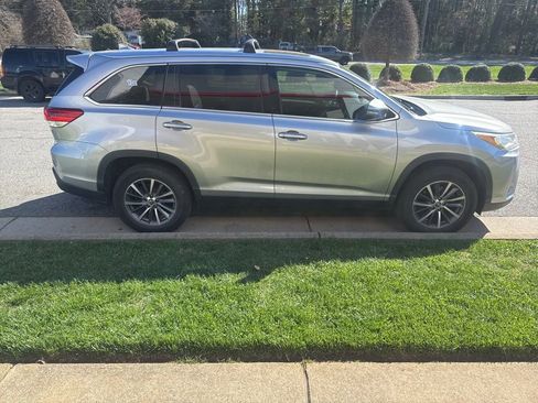 Used 2019 Toyota Highlander XLE image 5