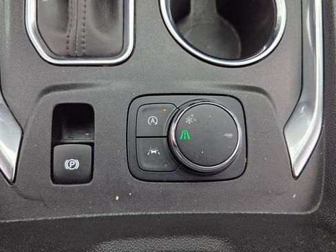 Used 2023 Chevrolet Traverse Premier FWD image 19