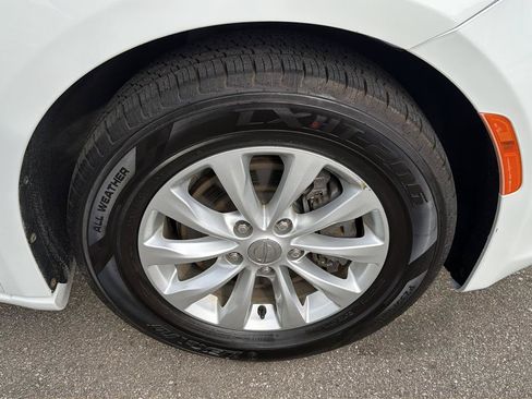 Used 2018 Chrysler Pacifica Touring-L FWD image 18