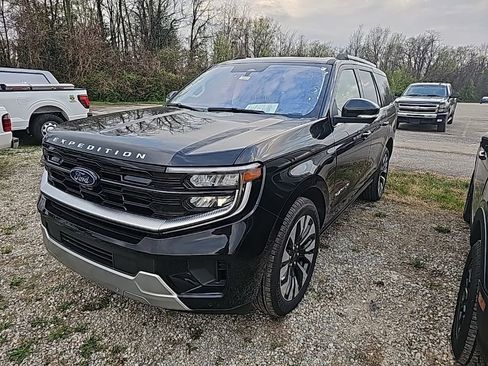 Used 2025 Ford Expedition Platinum w/ Driver's Package image 3