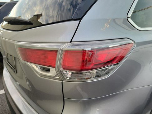 Used 2016 Toyota Highlander LE image 10