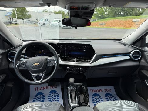 Used 2025 Chevrolet Trax LT w/ LT Convenience Package FWD image 17