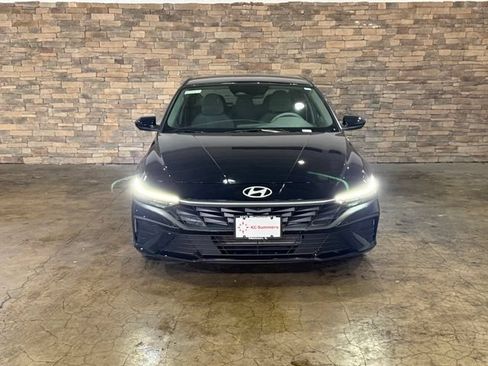 New 2026 Hyundai Elantra SE FWD image 2
