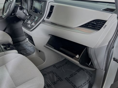 Used 2020 Toyota Sienna LE w/ LE Preferred Package FWD image 35