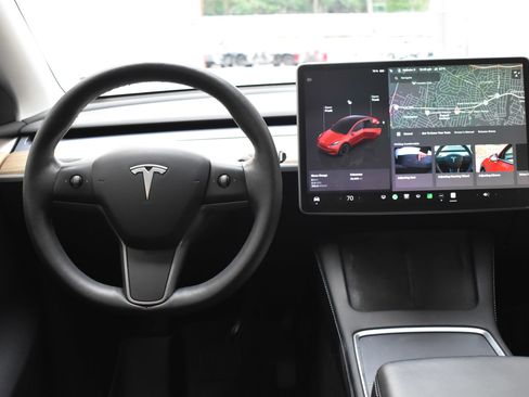 Used 2022 Tesla Model Y Long Range image 27