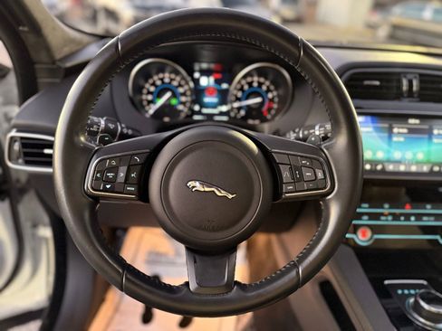 Used 2020 Jaguar F-PACE Premium image 19