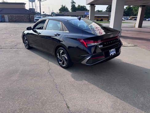 Used 2025 Hyundai Elantra SEL FWD image 3