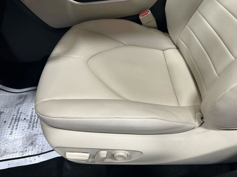 Used 2025 Toyota Highlander XLE image 13