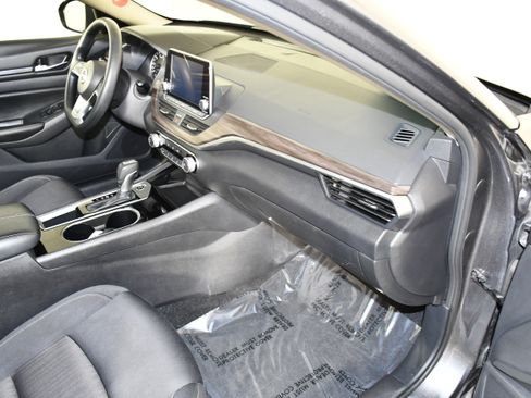 Used 2024 Nissan Altima 2.5 SV FWD image 40