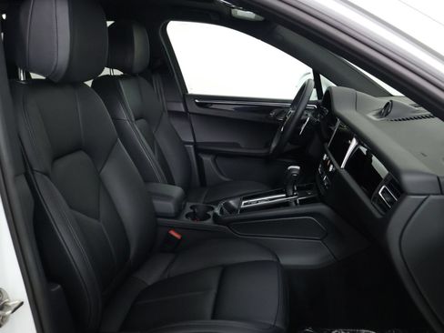 Certified 2026 Porsche Macan AWD/4WD image 31