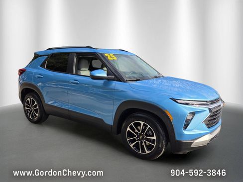 Used 2025 Chevrolet TrailBlazer LT w/ LT Cold Weather Package FWD image 8