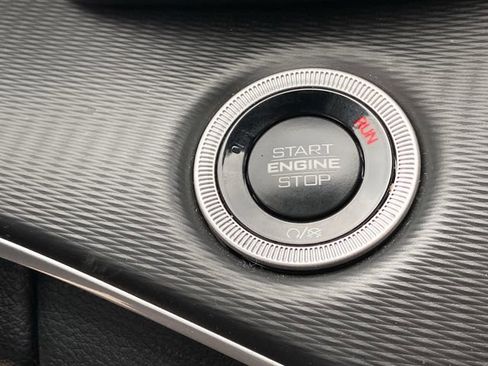 Used 2024 Jeep Grand Cherokee Laredo image 18