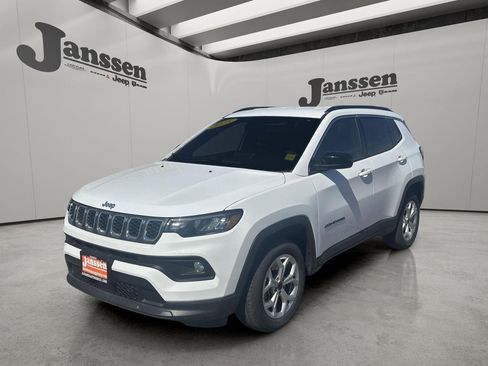Used 2025 Jeep Compass Latitude image 10