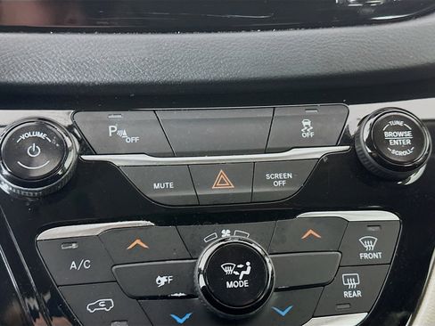 Used 2018 Chrysler Pacifica L image 22