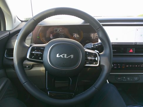 Used 2025 Kia Carnival EX image 20