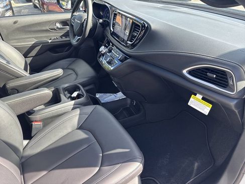 New 2026 Chrysler Pacifica Select image 16